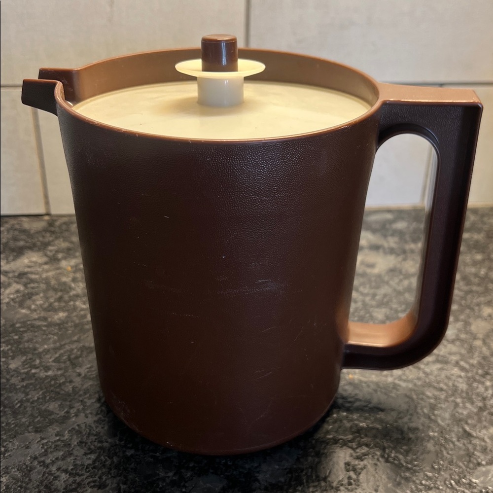 Brown vintage Tupperware 1.5qt drink pitcher Great condition Some signs of wear